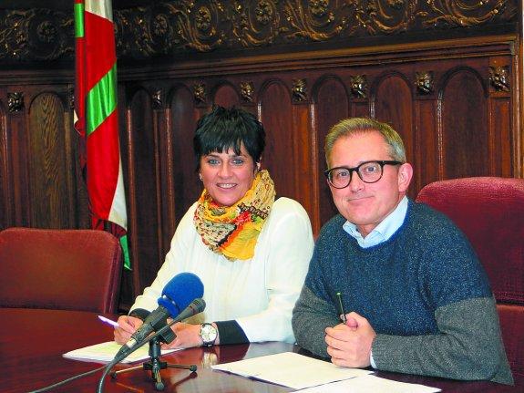 Presentación. Rosa Maiza y Jon Luqui en la rueda de prensa que ofrecieron ayer en Urretxu.