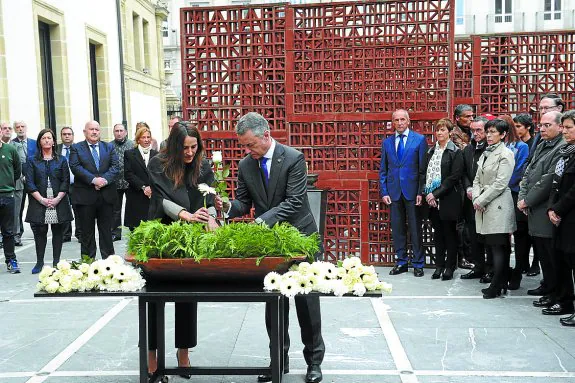 Tejeria y Urkullu depositan flores en el Día de la Memoria del año pasado en el Parlamento.