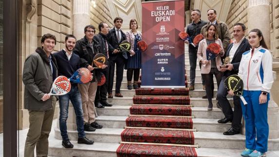 Patrocinadores, organizadores y jugadores del Keler Euskadi Open posan en la escalinata de la Diputación.