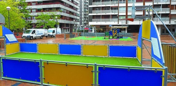 Nueva cancha multideporte en la plaza de las Cofradías Donostiarras, que también cuenta con juegos infantiles de estreno.