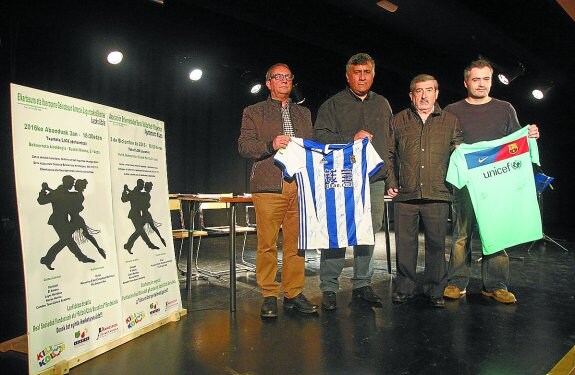 Sorteo. Habrá dos camisetas de la Real y Barça. 