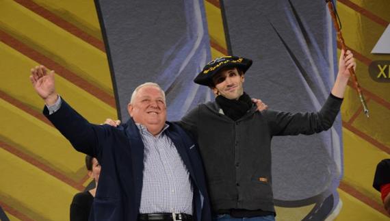 Colina txapelduna, Panpili Trekurekin.