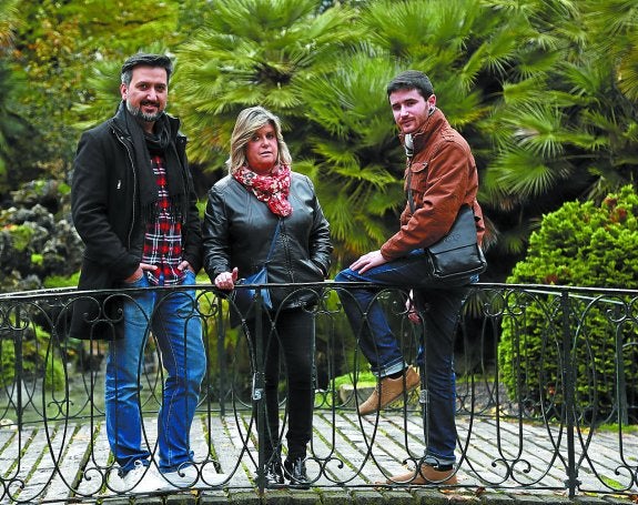 «No me quites el bolso, es la seña de identidad de los diabéticos», dice Xabi antes de posar para la cámara junto a David y Juncal.