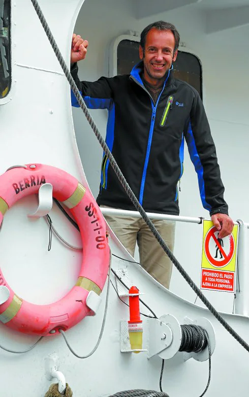 Jon Salsamendi posa a bordo de un pesquero amarrado en el puerto de Orio, su casa. 