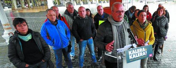 El expreso y exdirigente abertzale Juan Mari Olano, el pasado martes en Bilbao anunciando las movilizaciones de diciembre en apoyo a los reclusos.