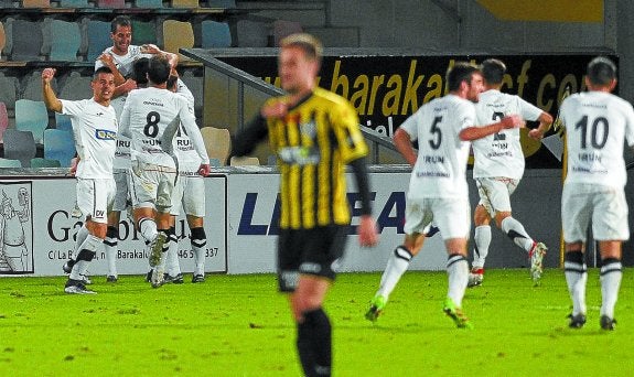 Urkizu celebra con sus compañeros el gol de la victoria logrado ayer ante el Barakaldo. 