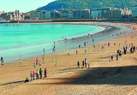 La playa de La Concha es un vivero de futbolistas cada quince dias.                  