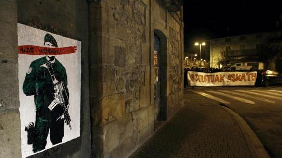 Cartel colocado en la localidad de Alsasua con la frase "Alde Hemendik-Fuera de aqui". 