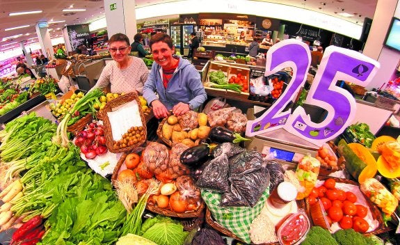 Amelia Jauregi y Anarro Imaz se 'colaron' para la foto en el puesto de Pilar Urreaga del mercado San Martín de Donostia.
