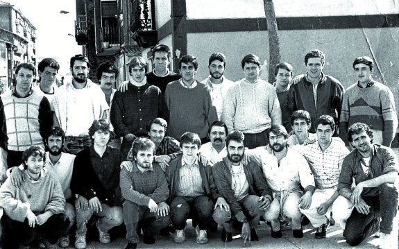 Uranga en el grupo de jóvenes que fundó Ostadar en 1986. 