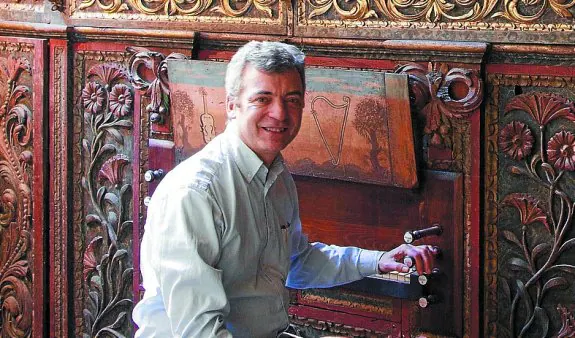 El organista Gerardo Rifón. 