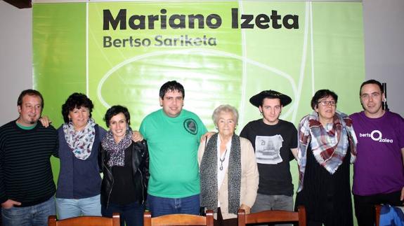 Irabazlea eta parte-hartzaileak Izeta familiarekin.