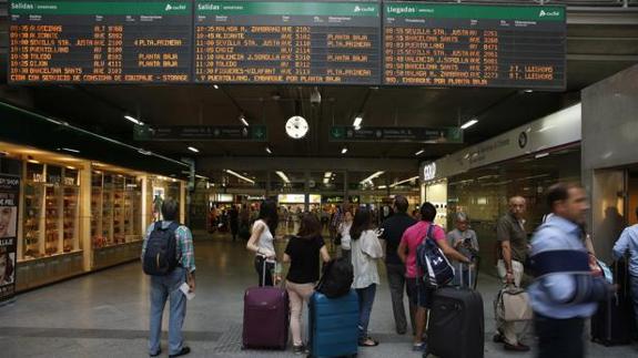 Viajeros en la estación madrileña de Atocha