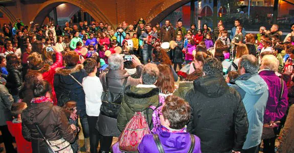 Gran cuadrilla de alumnos y profesores de Doinua, cuya música creó un bonito ambiente pese a la adversa meteorología. 