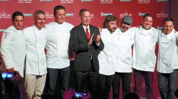 Diego Guerrero, en el centro de la imagen junto al presidente de Michelin, y los ganadores de 'Dos estrellas Michelin' otorgadas en la gala de presentación de La Guía Michelin España&Portugal.