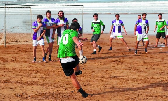 De falta. Un jugador del Talaimendi intenta superar la barrera del Salegi. 