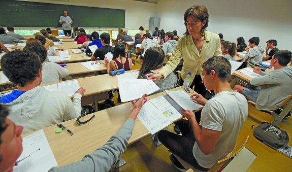Un grupo de estudiantes recibe el examen de Selectividad al final del curso pasado. Son momentos de nervios.