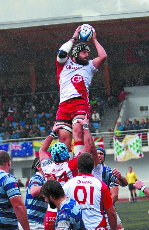 Un jugador del Ampo se hace con el oval ayer en un Line out. 