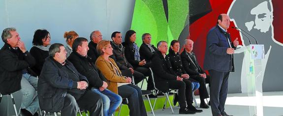 
Dirigentes del PNV y el lehendakari, tercero por la derecha, escuchan a Andoni Ortuzar ayer a mediodía en Sukarrieta, con la imagen de Sabino Arana en el lateral.