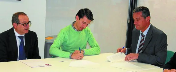 El alcalde, Jesús Zaballos, y el representante de EDP, Carlos Luengos, en el acto de la firma. 