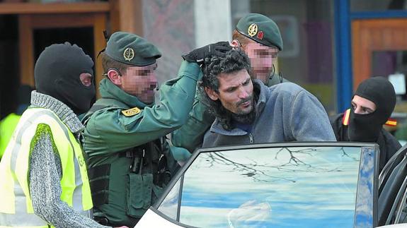 La Guardia Civil introduce al detenido en Irun en un coche. 