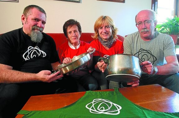 Patxi, Nere, Amaia y Mikel, con sus camisetas y delantal de Zaporeak y con las cazuelas de cocina de su hogar, eso sí más pequeñas que las que han utilizado en Chíos.