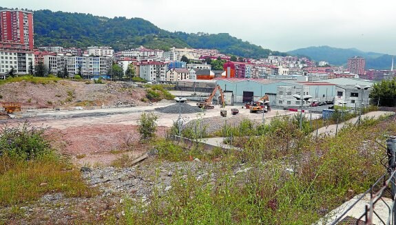 La zona en la que se va a construir la pasarela que una La Herrera con el distrito pasaitarra de Trintxerpe .