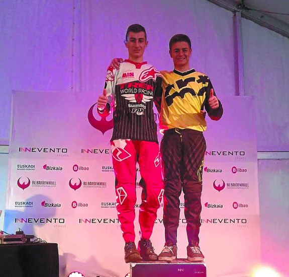 Unai Larrea y Jon Fernández celebraron el éxito en el podio.