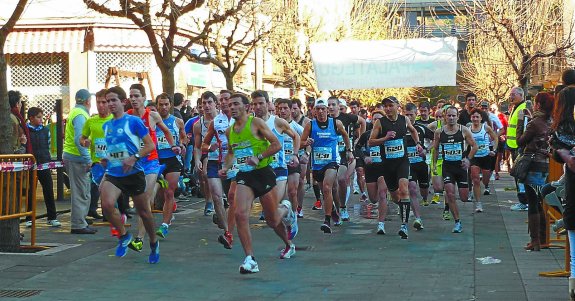 A la carrera. Atletas profesionales y populares completarán el circuito trazado por el centro urbano de Pasai Antxo. 