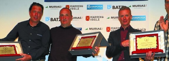 Mario de Clercq, José Mari Yurrebaso y Daniele Pontoni muestran las placas recibidas ayer en la casa de cultura de Igorre. 