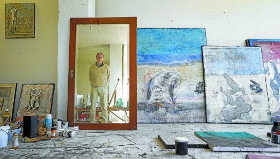 Pedro Txillida posa en la parte de su estudio dedicada a la pintura, aunque dice que «disfruto más haciendo esculturas».