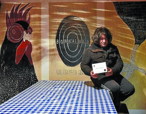 Trabajo en equipo. Muñoa, junto al DVD que ha sido producido y editado en casa.