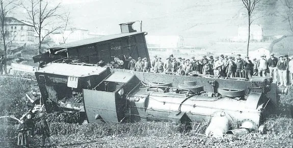 Accidente ferroviario en la curva de Buztuntza, el 15 de enero de 1903. Al fondo el palacio Barrena.