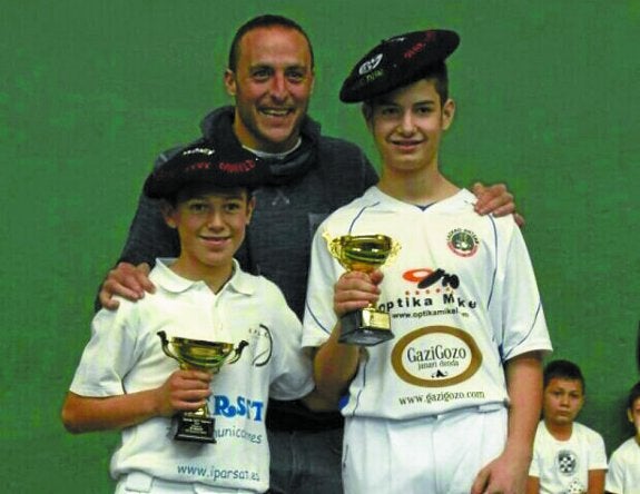 Baztan. Goikoetxea y Gartzia con Martínez de Irujo. 