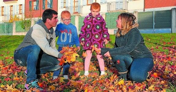 Gorka y Maialen, con sus hijos Hegoi e Iraia, en Legutiano, después de la salida de la ikastola. Los dos están afectados por tricotiodistrofia, como Nadia Blanco.