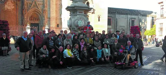 Los componentes de la coral zarauztarra junto a varios amigos sevillanos delante de la catedral de Sevilla el pasado sábado.