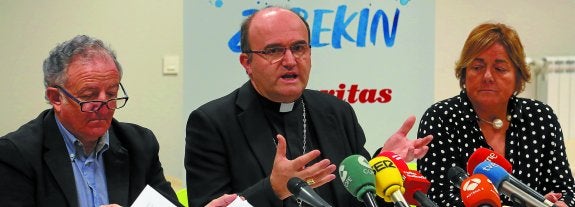 José Ramón Aramendi, José Ignacio Munilla y Kontxi Elexpe durante la presentación del 50 aniversario de Cáritas Gipuzkoa.