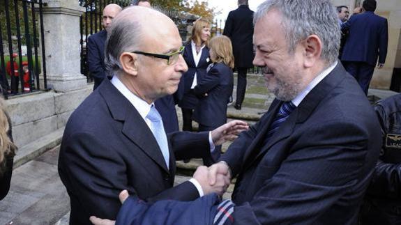 El ministro Cristóbal Montoro con el consejero de Hacienda del Gobierno vasco Pedro Azpiazu. 