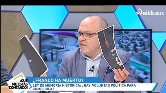Momento en el que Iñigo Landa rompe la foto del Rey.