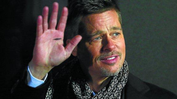 Brad Pitt, convertido en soltero de oro, está desolado por no poder ver a sus hijos. 