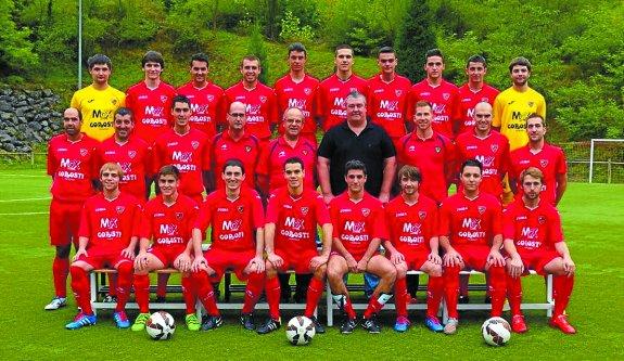 Igor Larrea entrenatzaile duen futbol talde nagusiko kideak. 