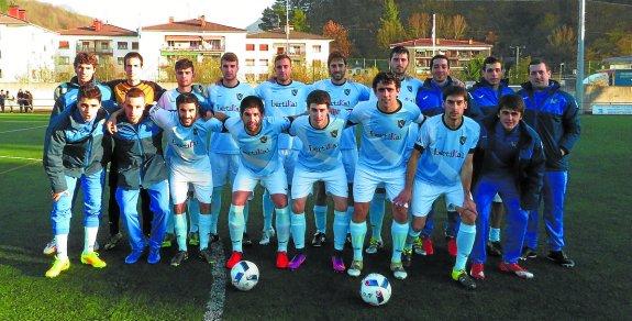 El equipo al completo posó en el campo de Ibarra antes de empezar el partido frente al Touring. 
