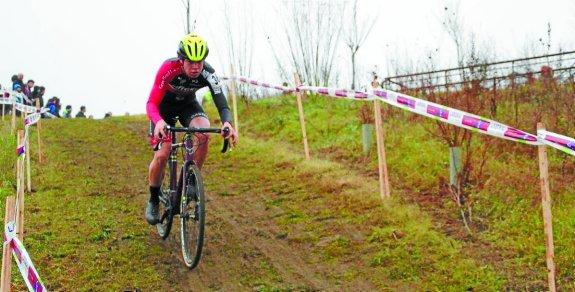Iñigo Aranburu, Oñatiko ziklo-kroseko zirkuituko jaitsiera batean. 