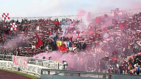 Hinchas del Livorno durante un partido del equipo en el estadio Armando Picchi. 