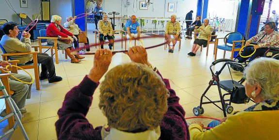 Mayores hacen ejercicio en la residencia Zorroaga de Donostia. La atención al envejecimiento es uno de los capítulos que mayor gasto supone en servicios sociales.