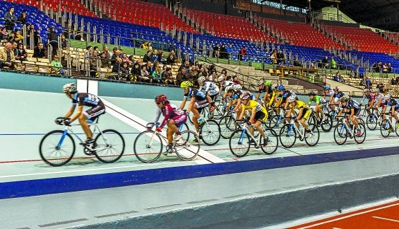 El velódromo recibe a chicos y chicas que practican el ciclismo, lejos de los riesgos de la carretera para entrenar.                  