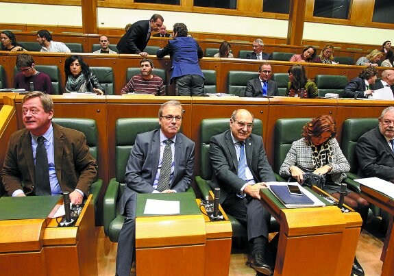 Bingen Zupiria, Alfredo Retortillo, Jon Darpón, Cristina Uriarte y Pedro Azpiazu, en el Parlamento. 