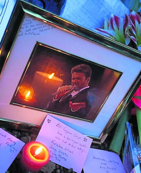 Velas y mensajes en su memoria. 