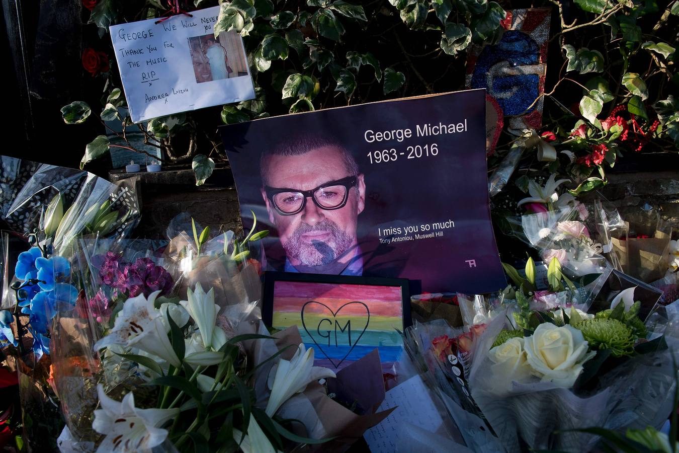 Los fans de George Michael han dejado sus muestras de condolencia ante su residencia de Londres.