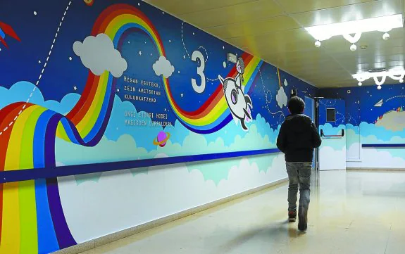 La pared de acceso a la 'tercera azul' del Materno Infantil, con su nueva decoración.